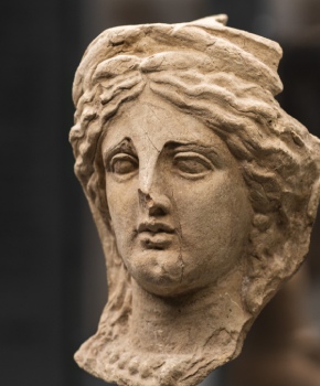 dettaglio viso di donna reperto archeologico Museo Magna Grecia Reggio Calabria