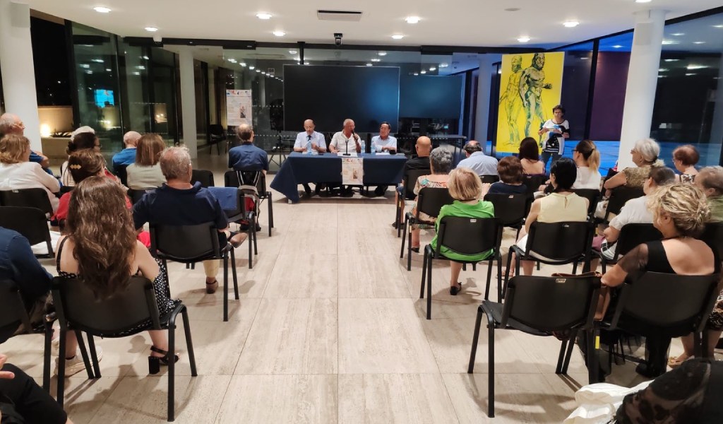 Zwei Abende voller Musik und Kultur im Archäologischen Nationalmuseum von Reggio Calabria: die Virtuosität von Federico Mecozzi und eine Vorlesung über den italo-griechischen Mönchtumsgedanken als Protagonisten der Museumsterrasse