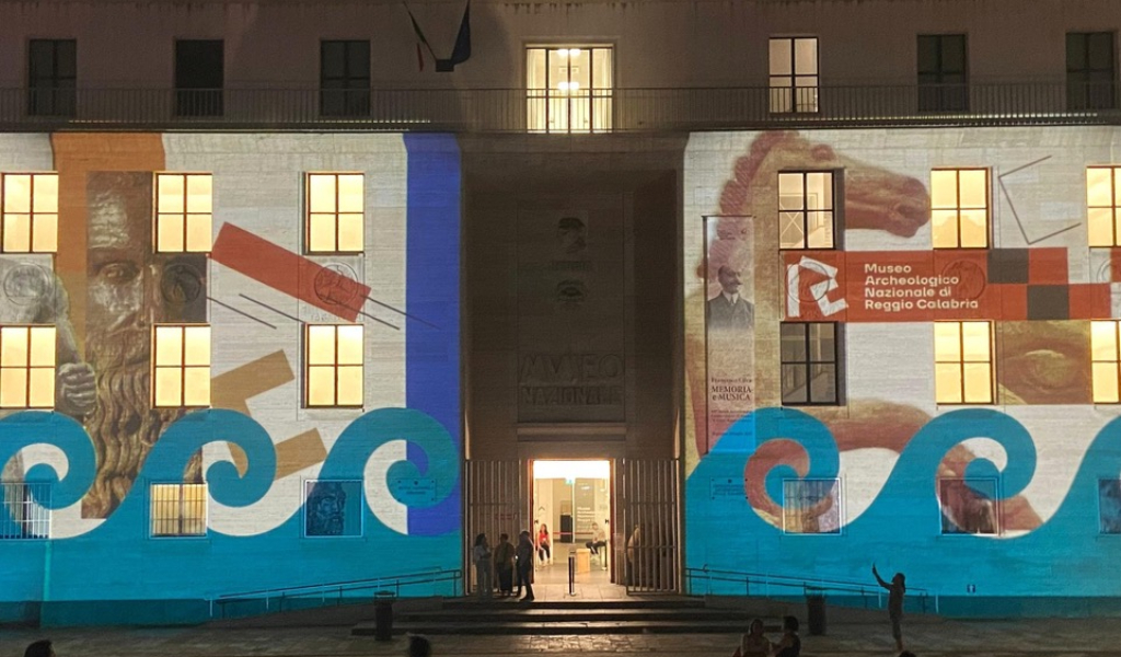 Das Archäologische Nationalmuseum präsentiert das neue Rebranding-Projekt: eine Identität, die sich im Zeichen der Gemeinschaft und der Zukunft entwickelt